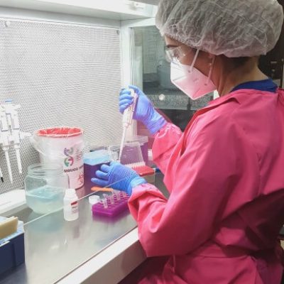 mujer-en-laboratorio